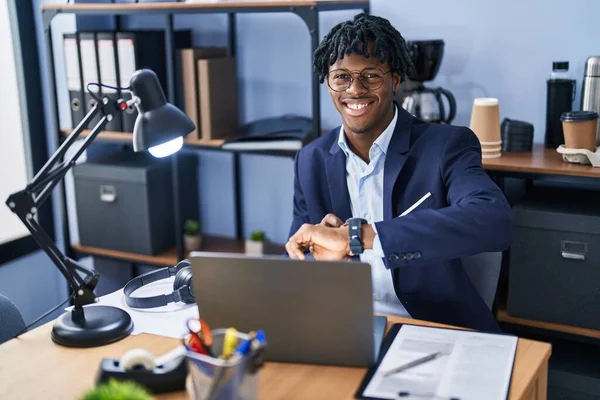 African American Man Business Worker Using Laptop Looking Watch Office — Foto de Stock