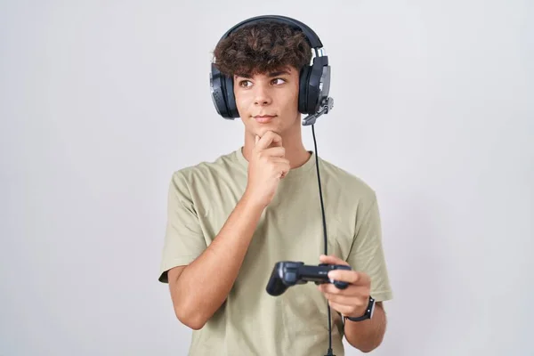 Hispanischer Teenager Der Videospiel Spielt Controller Mit Der Hand Kinn — Stockfoto