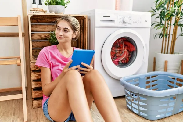 Ung Kaukasisk Kvinna Med Pekplatta Väntar Tvättmaskin Tvättstugan — Stockfoto