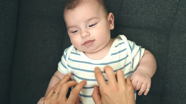 Förtjusande Kaukasiska Baby Ligger Soffan Leende För Kittlar Hemma — Stockfoto