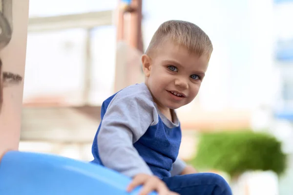 Criança Adorável Sorrindo Confiante Jogando Slide Parque — Fotografia de Stock