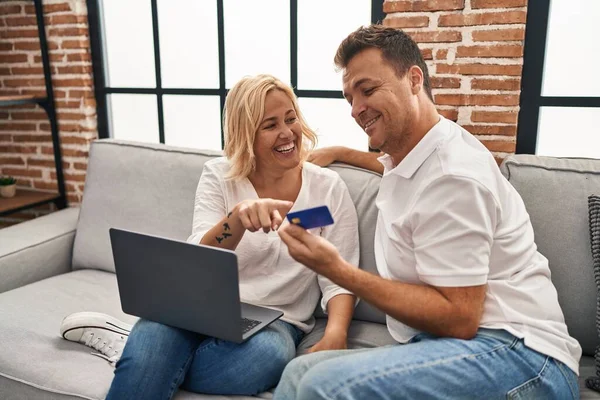 Mann Und Frau Mittleren Alters Sitzen Mit Laptop Und Kreditkarte — Stockfoto
