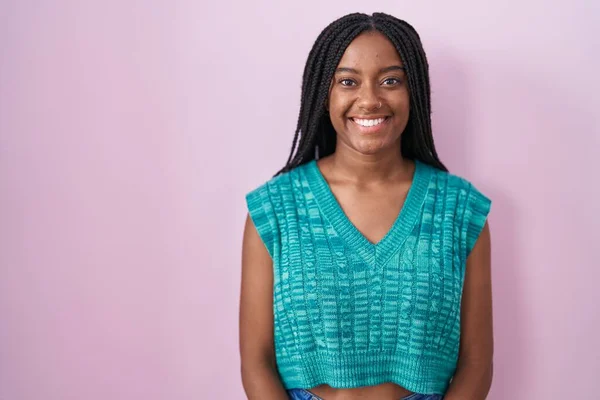 Молодой Африканский Американец Косичками Розовом Фоне Счастливой Прохладной Улыбкой Лице — стоковое фото