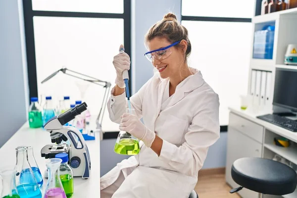 Young Blonde Woman Wearing Scientist Uniform Using Pipette Laboratory — Zdjęcie stockowe