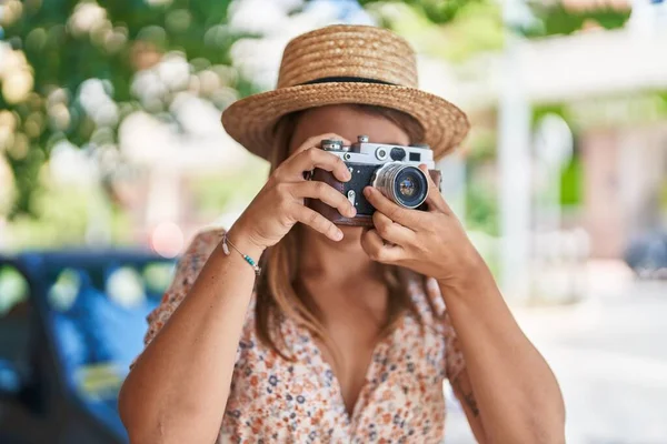 ストリートでヴィンテージカメラを使用して夏を身に着けている若い女性観光客 — ストック写真