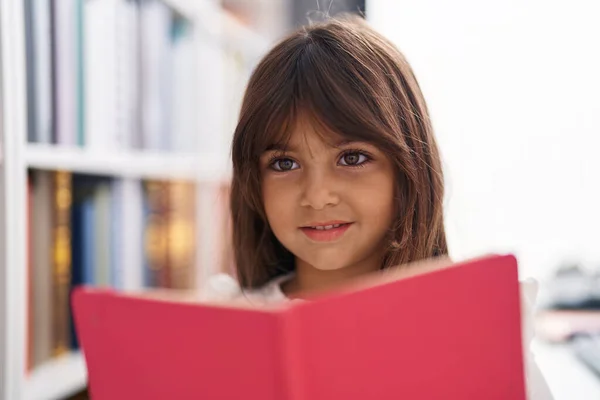 Adorável Estudante Hispânico Menina Sorrindo Livro Leitura Confiante Sala Aula — Fotografia de Stock