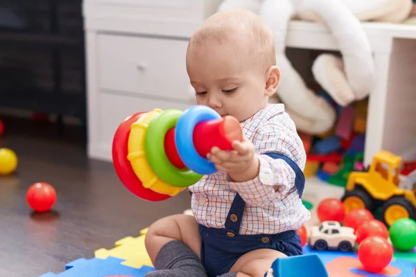 Entzückendes Kaukasisches Baby Spielt Kindergarten Mit Reifen Auf Dem Boden — Stockfoto