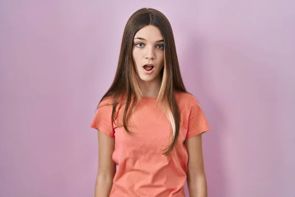 Teenager Κορίτσι Στέκεται Πάνω Από Ροζ Φόντο Στο Πρόσωπο Σοκ — Φωτογραφία Αρχείου