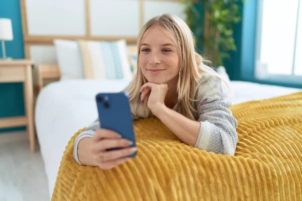 Junge Blonde Frau Mit Smartphone Schlafzimmer Liegend — Stockfoto