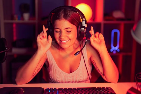 Young Blonde Woman Playing Video Games Wearing Headphones Gesturing Finger — Photo