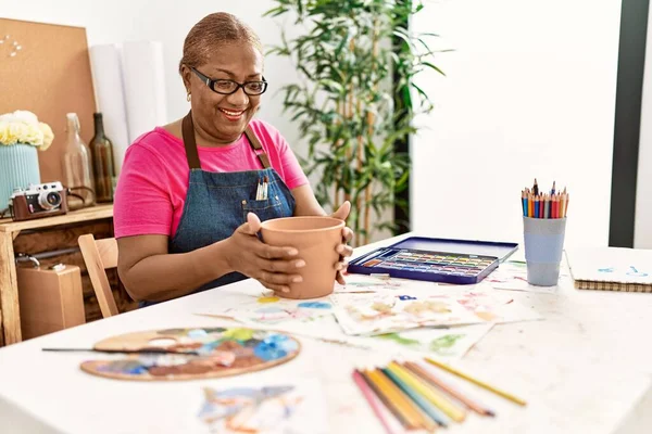 Senior Donna Afroamericana Sorridente Fiducioso Rendendo Argilla Ceramica Studio Arte — Foto Stock