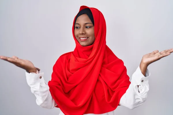 Młoda Arabka Ubrana Tradycyjny Islamski Szalik Hidżabski Uśmiechnięta Otwartymi Dłońmi — Zdjęcie stockowe