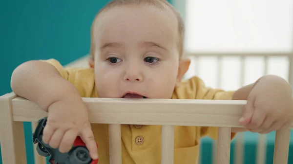 Liebenswertes Hispanisches Baby Steht Auf Wiege Und Saugt Holzbalustrade Schlafzimmer — Stockfoto