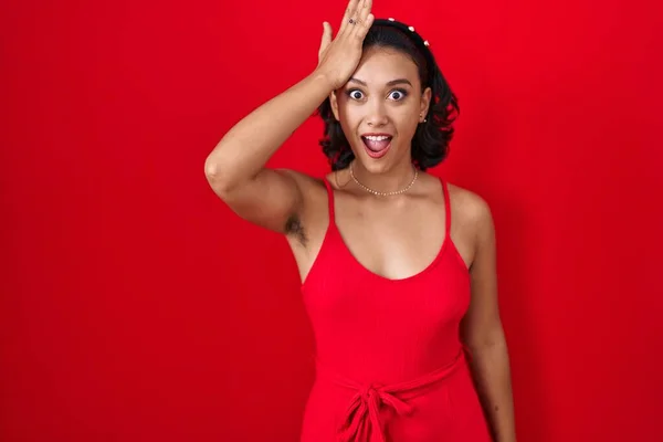 Young Hispanic Woman Standing Red Background Surprised Hand Head Mistake — Stock Photo, Image