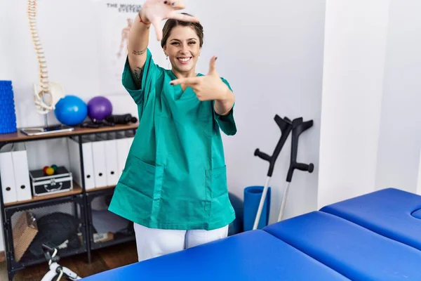 Young Hispanic Woman Wearing Physiotherapist Uniform Standing Clinic Smiling Making — Photo