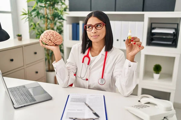 Young Hispanic Doctor Woman Holding Brain Cbd Oil Smiling Looking — ストック写真