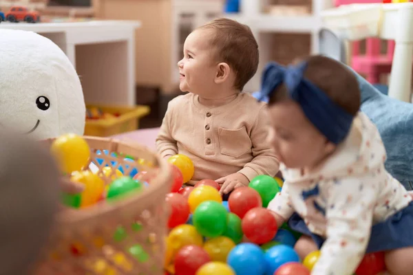 Zwei Kleinkinder Spielen Kindergarten Mit Bällen Auf Dem Boden — Stockfoto