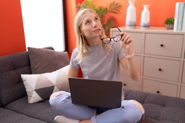 Young Blonde Woman Using Laptop Doubt Expression Home — Stock fotografie