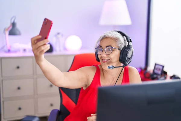 Middle Age Grey Haired Woman Streamer Smiling Confident Make Selfie — Stock Photo, Image