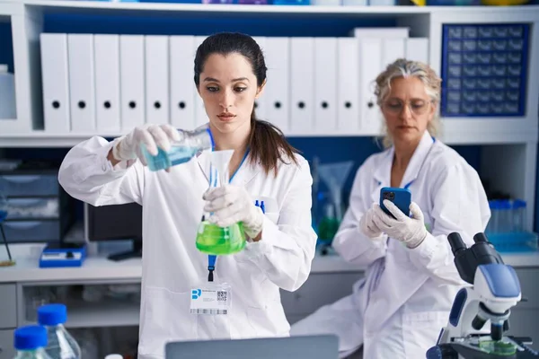 Two Women Scientists Using Smartphone Measuring Liquid Laboratory — Stock Photo, Image
