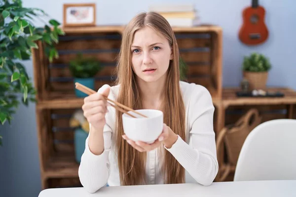 Young Caucasian Woman Eating Asian Food Using Chopsticks Clueless Confused — Photo