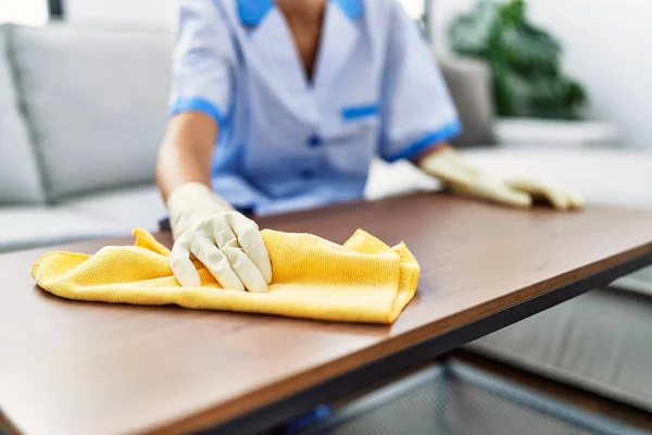 Young Caucasian Woman Wearing Cleaner Uniform Cleaning Table Home — Stock Photo, Image