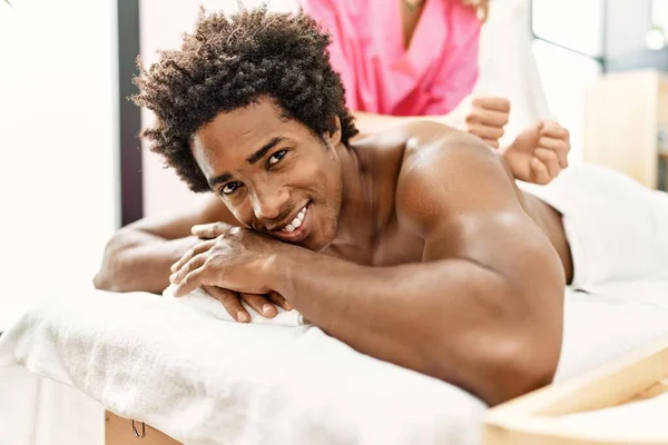 Joven Afroamericano Hombre Sonriendo Feliz Teniendo Masaje Centro Belleza — Foto de Stock