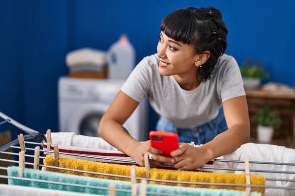 Ung Kvinna Med Hjälp Smartphone Hängande Kläder Tvättstuga — Stockfoto