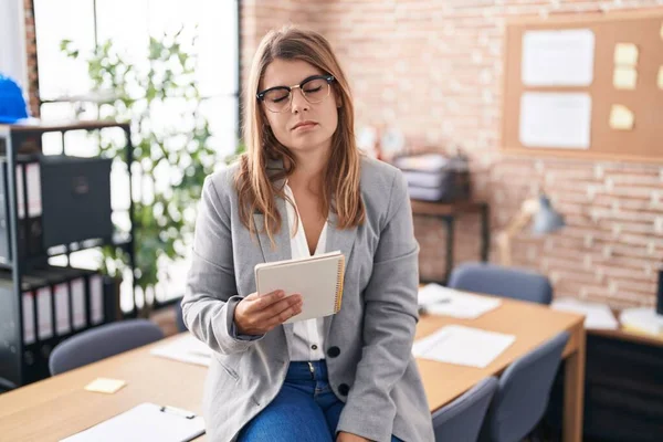 Mujer Hispana Joven Que Trabaja Oficina Con Gafas Que Lucen — Foto de Stock