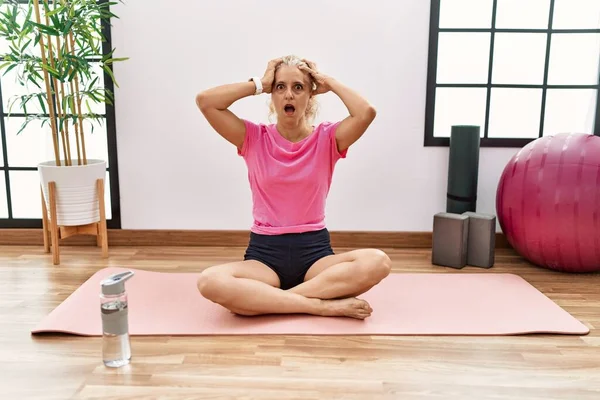 Middle Age Blonde Woman Sitting Yoga Mat Crazy Scared Hands — Stock Photo, Image