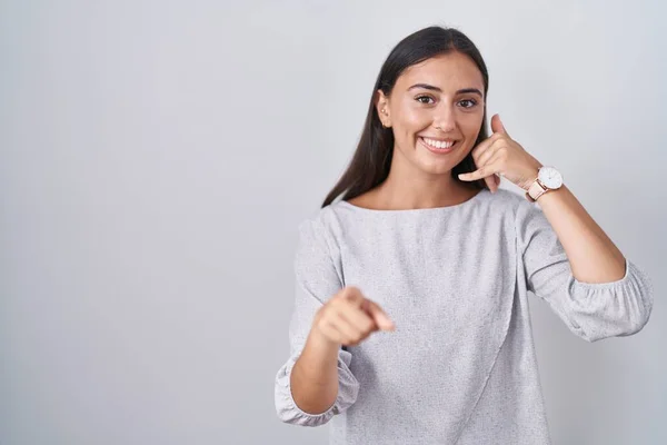 Young Hispanic Woman Standing White Background Smiling Doing Talking Telephone – stockfoto