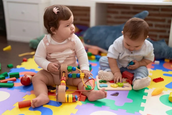 Anaokulunda Yerde Oturmuş Oyuncaklarla Oynayan Iki Çocuk — Stok fotoğraf