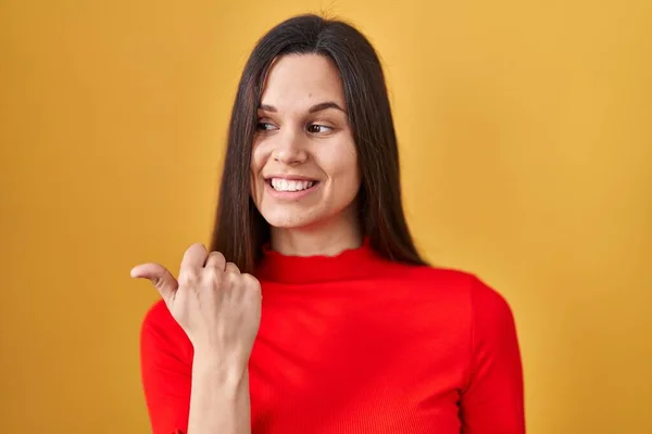 Young Hispanic Woman Standing Yellow Background Smiling Happy Face Looking — Foto de Stock
