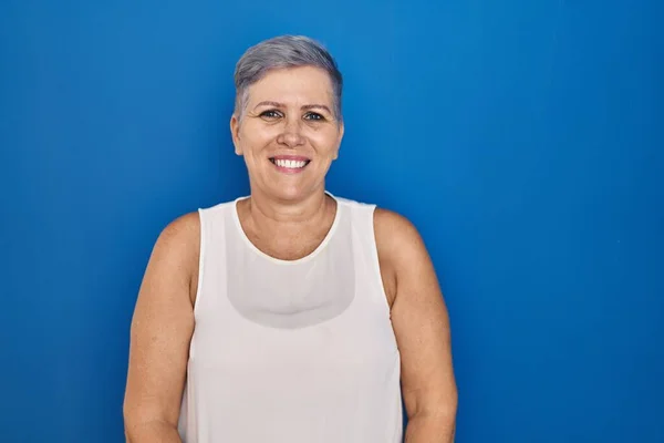 Middle Age Caucasian Woman Standing Blue Background Relaxed Serious Expression — Stock Photo, Image