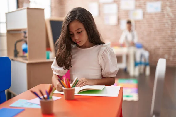 Adorable Estudiante Hispana Sentada Mesa Dibujando Sobre Papel Jardín Infantes —  Fotos de Stock