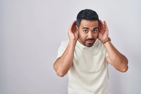 Hispanic Man Beard Standing Isolated Background Trying Hear Both Hands — Fotografia de Stock