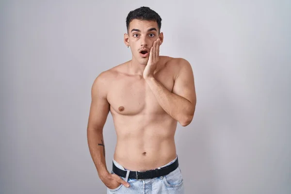 Hombre Hispano Guapo Pie Sin Camisa Asustado Sorprendido Sorpresa Expresión — Foto de Stock