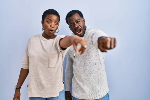 Genç Afro Amerikan Çifti Mavi Arka Planda Dikiliyorlar Parmakları Önde — Stok fotoğraf