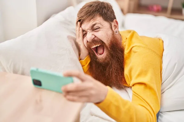 Young Redhead Man Waking Smartphone Alarm Bedroom — Stock Photo, Image
