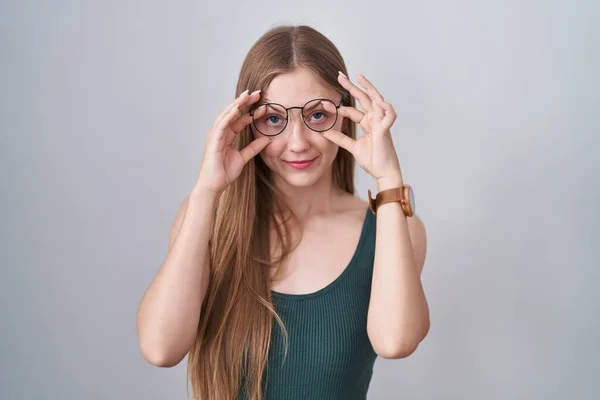 Młoda Kaukaska Kobieta Stojąca Białym Tle Próbująca Otworzyć Oczy Palcami — Zdjęcie stockowe