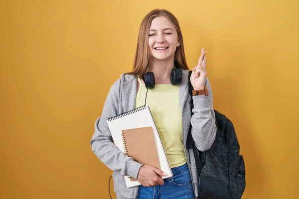 Young Caucasian Woman Wearing Student Backpack Holding Books Gesturing Finger — Φωτογραφία Αρχείου