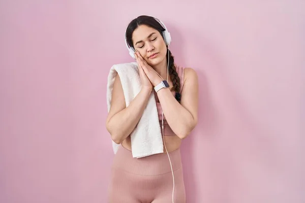 Young Brunette Woman Wearing Sportswear Headphones Sleeping Tired Dreaming Posing — Stock Photo, Image