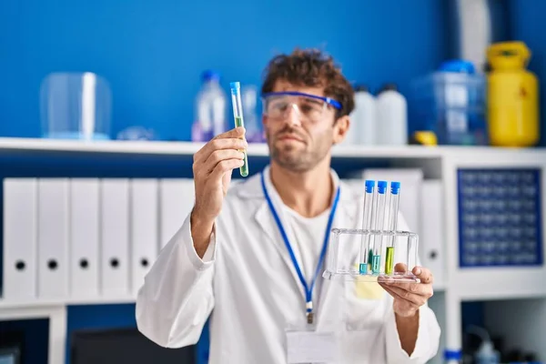 Ung Man Vetenskapsman Som Håller Provrör Laboratoriet — Stockfoto