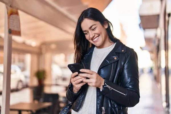 Young Woman Smiling Confident Using Smartphone Street — Stock Photo, Image