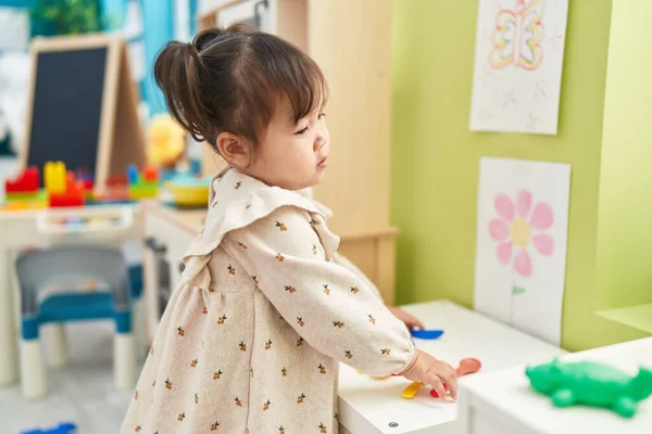 요리사 장난감을 유치원에서 표정으로 스러운 — 스톡 사진