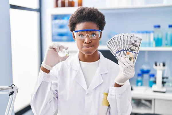 African American Woman Working Scientist Laboratory Holding Dollars Puffing Cheeks — Stock Photo, Image