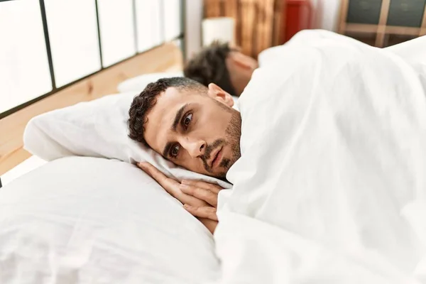Yatak Odasında Uyuyan Iki Spanyol Erkek — Stok fotoğraf