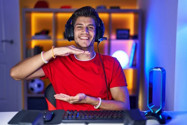 Junger Hispanischer Mann Der Videospiele Spielt Gestikuliert Mit Händen Die — Stockfoto