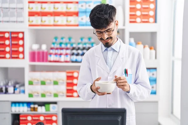 Young Hispanic Man Pharmacist Smiling Confident Working Pharmacy — Fotografia de Stock