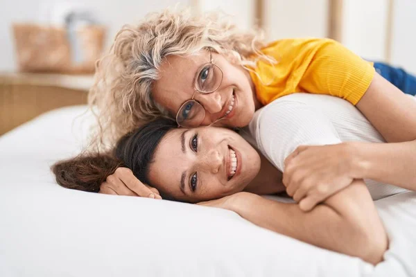 Två Kvinnor Mor Och Dotter Kramar Varandra Liggande Sängen Sovrummet — Stockfoto